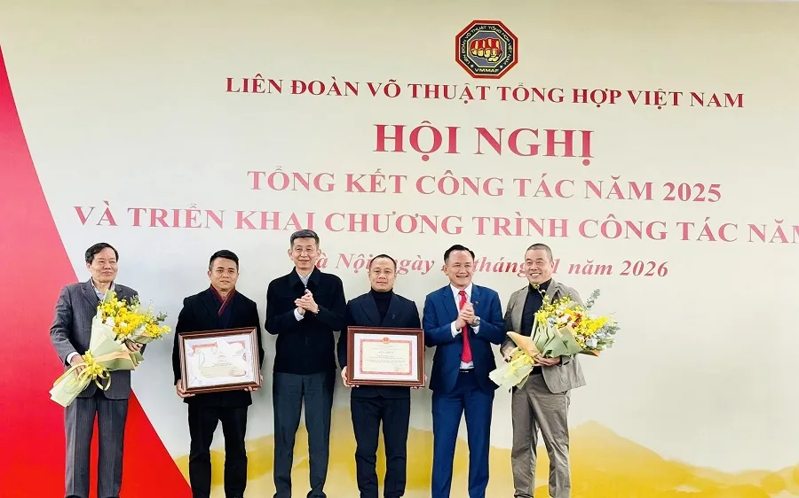Lãnh đạo Cục TDTT Việt Nam đã trao bằng khen của Bộ VH-TT-DL đối với Liên đoàn võ thuật tổng hợp Việt Nam và cá nhân Chủ tịch Ngô Đức Quỳnh. Ảnh: MINH CHIẾN