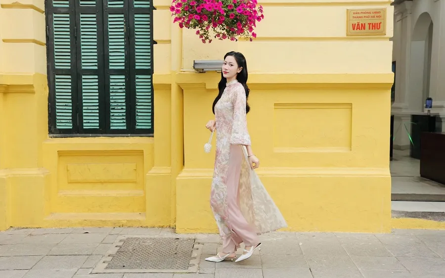 Hoàng Thị Kiều Trinh thướt tha trong tà áo dài dạo phố. Ảnh: KIỀU TRINH