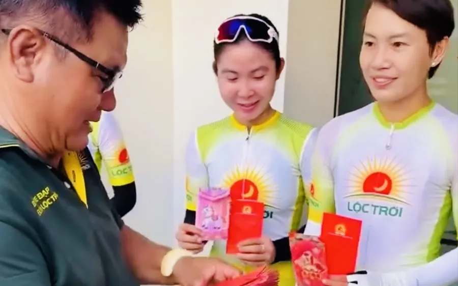 Ban huấn luyện đội xe đạp đường trường nữ Tập đoàn Lộc Trời mừng tuổi đầu năm để cua-rơ tập luyện khởi đầu may mắn. Ảnh: LÊ LIÊM