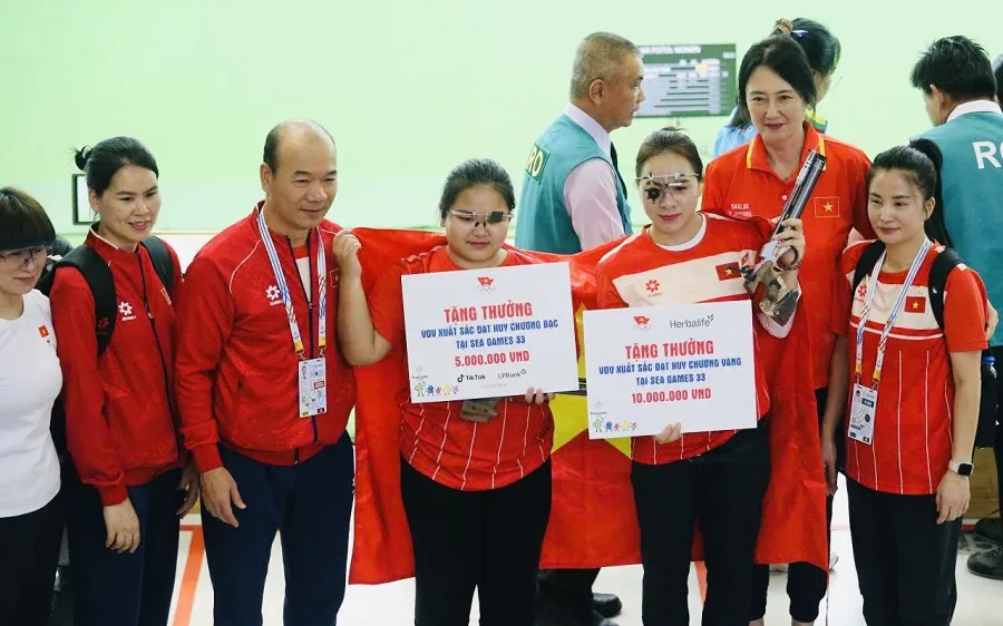 Chuyên gia Mông Cổ của đội tuyển bắn súng Việt Nam (thứ 2, từ phải qua) đã có những dấu ấn chuyên môn thời gian qua. Ảnh: DŨNG PHƯƠNG