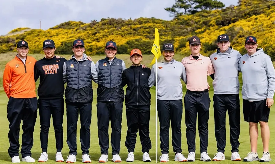 Nguyễn Anh Minh (giữa) và đồng đội ở đội golf Đại học Oregon (Mỹ). Ảnh: OREGONGOLF
