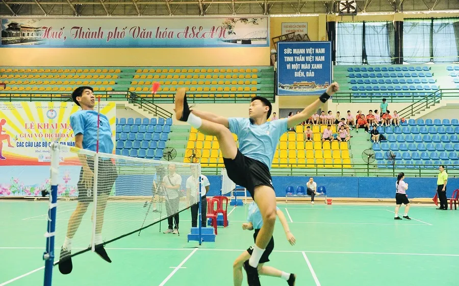 Cầu thủ đá cầu cả nước tiếp tục tranh tài chuyên môn tại giải vô địch câu lạc bộ quốc gia 2026. Ảnh: MINH MINH