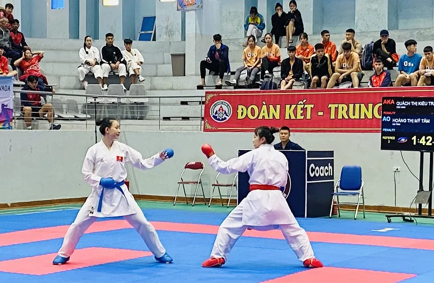 Võ sĩ karate được tranh tài để giành những thành tích cao nhất trong giải vô địch quốc gia các câu lạc bộ. Ảnh: MINH CHIẾN