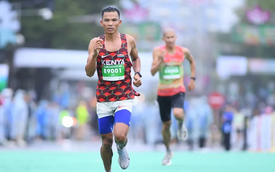 Lê Văn Tuấn là VĐV lớn tuổi nhất tham dự nội dung marathon - 42km chuyên nghiệp nam tại giải vô địch quốc gia Marathon 2026. Ảnh: TPM