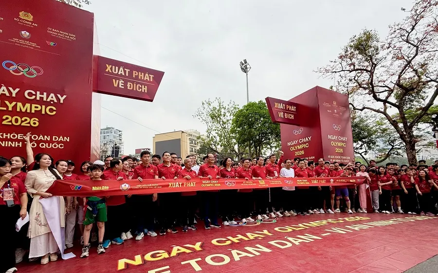 Đông đảo cán bộ chiến sĩ, người dân, các nhà quản lý và HLV, VĐV thể thao đã tham dự Ngày chạy Olympic vào sáng 22-3 tại Hà Nội. Ảnh: MINH CHIẾN