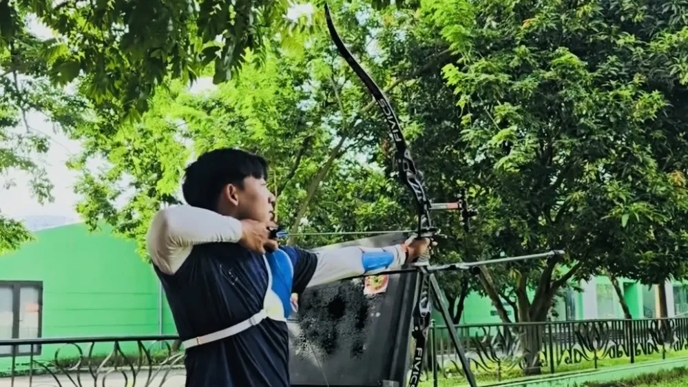Tuyển thủ Lê Quốc Phong của đội tuyển bắn cung Việt Nam. Ảnh: MINH CHIẾN