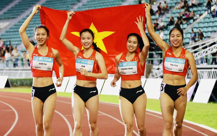Lê Thị Cẩm Tú (ngoài cùng bên trái) và đồng đội đã giành HCB tiếp sức 4x100m nữ tại SEA Games 33-2025. Ảnh: DŨNG PHƯƠNG