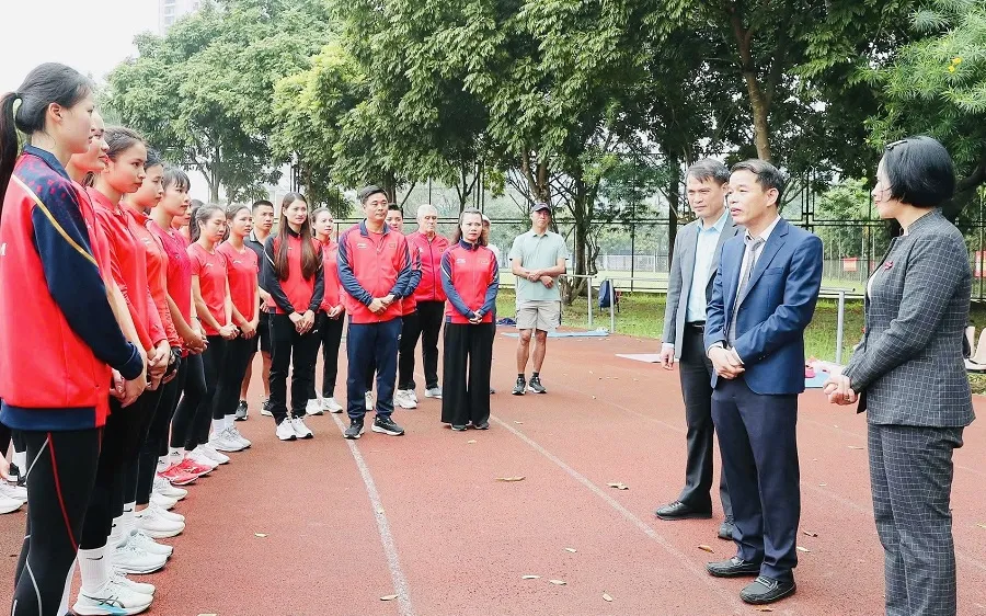 Đoàn cán bộ Ban Tuyên giáo và Dân vận Trung ương đã động viên các HLV, VĐV đội tuyển điền kinh Việt Nam. Ảnh: CỤC TDTTVN
