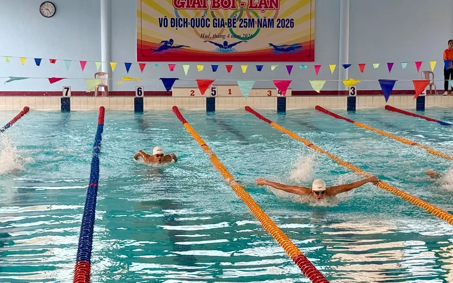 Các VĐV tranh tài tại giải đấu đang diễn ra ở thành phố Huế. Ảnh: MINH CHIẾN
