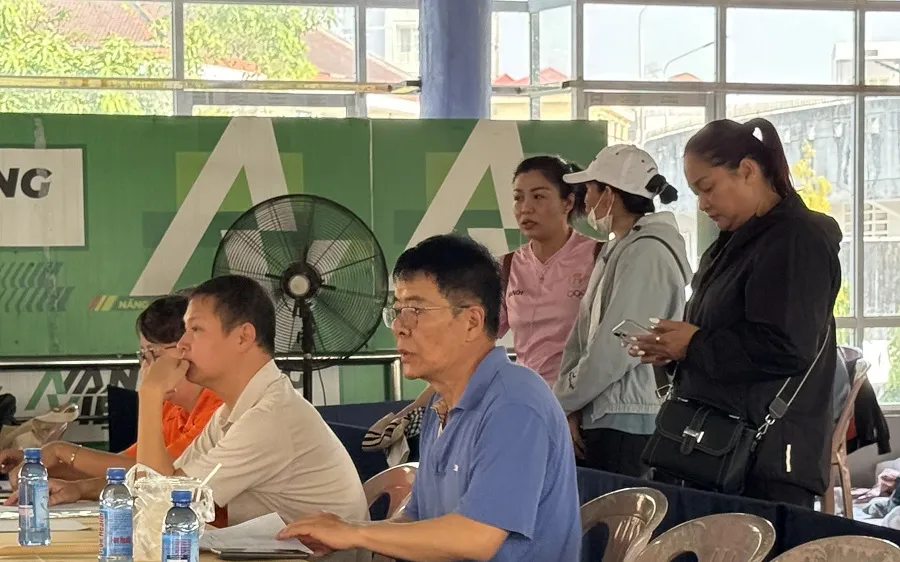 Chuyên gia Doãn Văn Cử (áo xanh) theo dõi các VĐV thi đấu tại giải vô địch hồ 25m. Ảnh: MINH CHIẾN