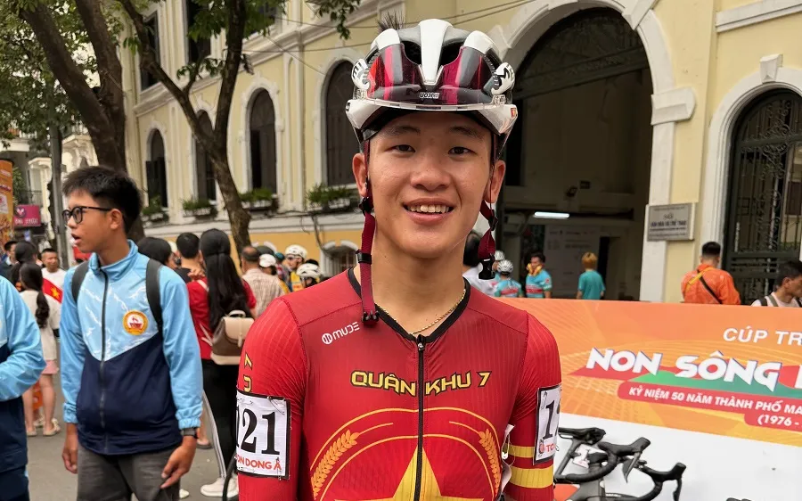 Phạm Lê Xuân Lộc thi đấu chặng đua tại Hồ Hoàn Kiếm (Hà Nội) ngày 5-4. Ảnh: MINH MINH