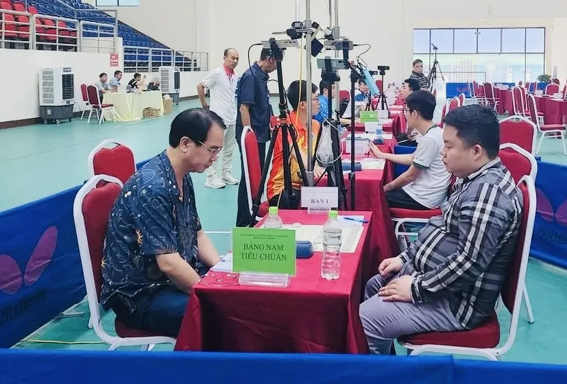 Hà Văn Tiến (phải) và Nguyễn Thành Bảo tại trận chung kết nội dung cờ tiêu chuẩn. Ảnh: VXF