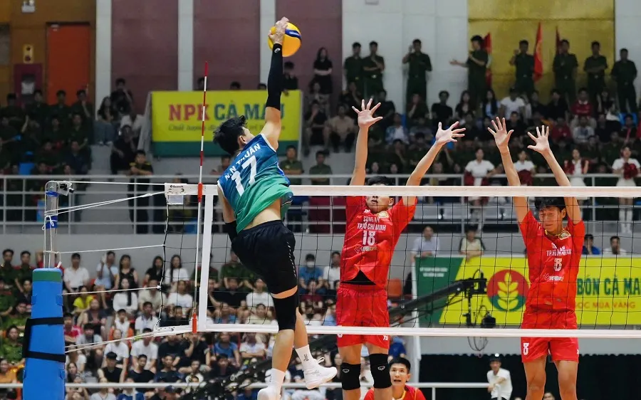 Các tay đập Biên Phòng MB và Công an TPHCM đã cống hiến trận đấu hấp dẫn. Ảnh: VFV