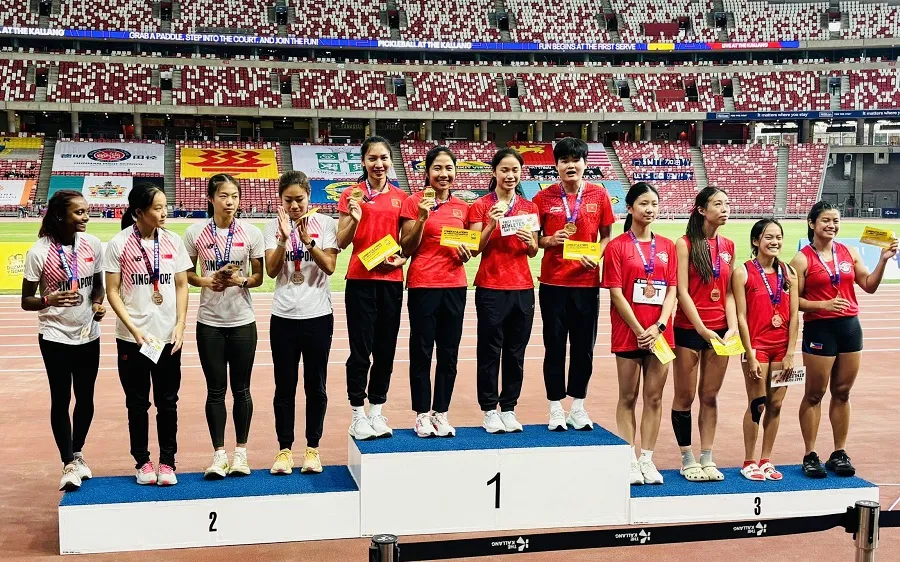 Đội tuyển điền kinh Việt Nam giành HCV tiếp sức 4x100m nữ tại Singapore. Ảnh: NGỌC LỢI