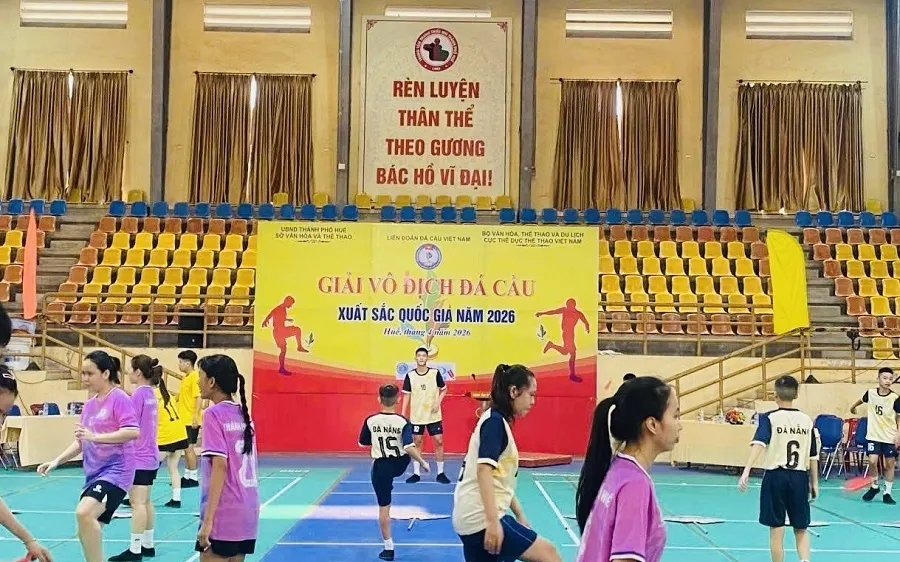 VĐV đã làm quen nhà thi đấu để vào tranh tài chính thức các nội dung tại giải. Ảnh: MINH MINH