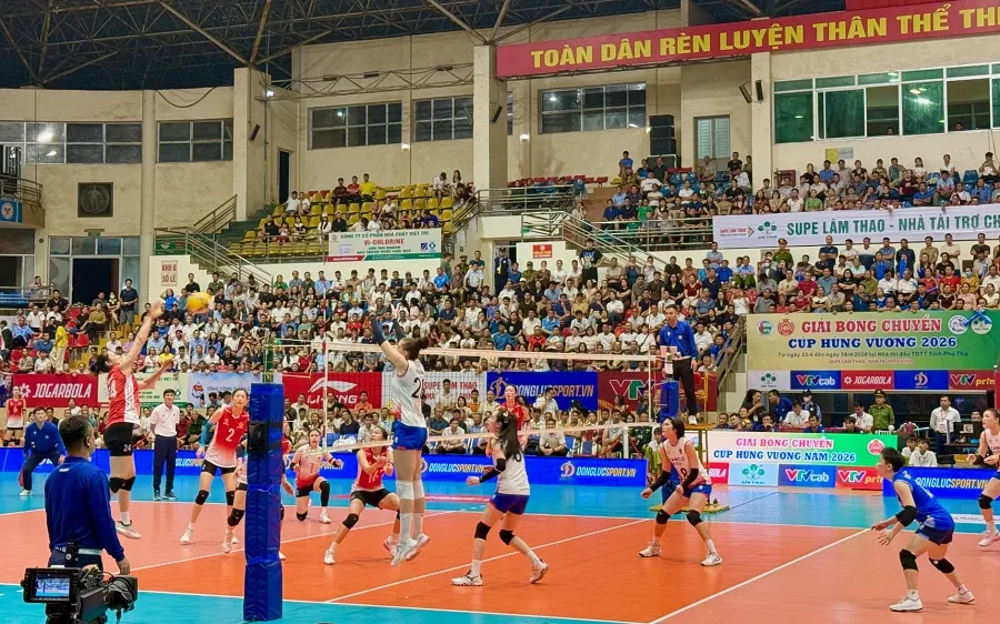 Đội Binh chủng Thông tin và Hà Nội đã thi đấu trận bán kết đầu tiên Cúp Hùng Vương 2026. Ảnh: MINH CHIẾN
