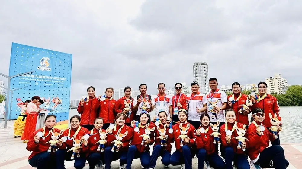 Các tuyển thủ đội đua thuyền truyền thống nữ Việt Nam giành HCB tại Đại hội. Ảnh: MINH MINH