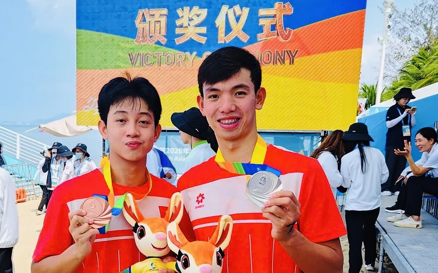 Mai Trần Tuấn Anh và Nguyễn Huy Hoàng đã giành huy chương tại Đại hội thể thao bãi biển châu Á 2026. Ảnh: MINH MINH