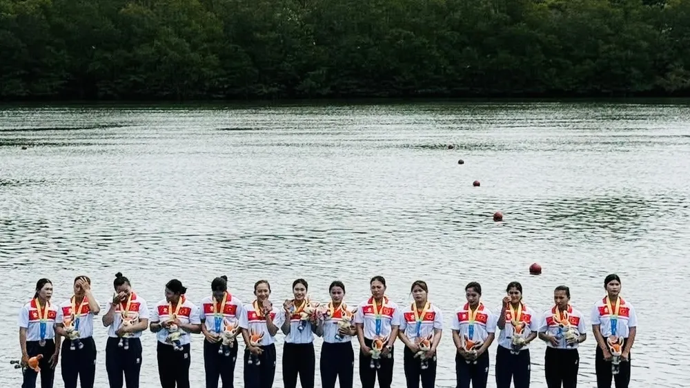 Đội đua thuyền truyền thống nữ Việt Nam tại Đại hội thể thao bãi biển châu Á 2026. Ảnh: NGUYỄN HẢI