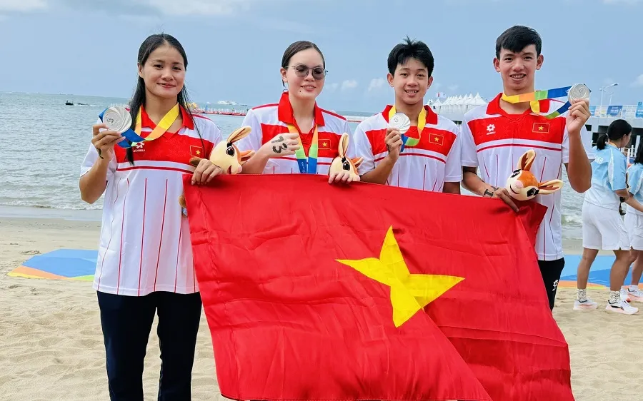 Đội bơi tiếp sức mặt nước mở của Việt Nam đã giành tấm HCB. Ảnh: MINH MINH