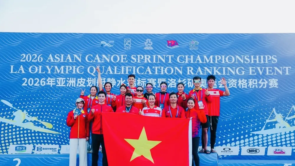 Đội canoeing Việt Nam tại giải đấu vừa bế mạc ở Trung Quốc. Ảnh: HỒNG HẠNH