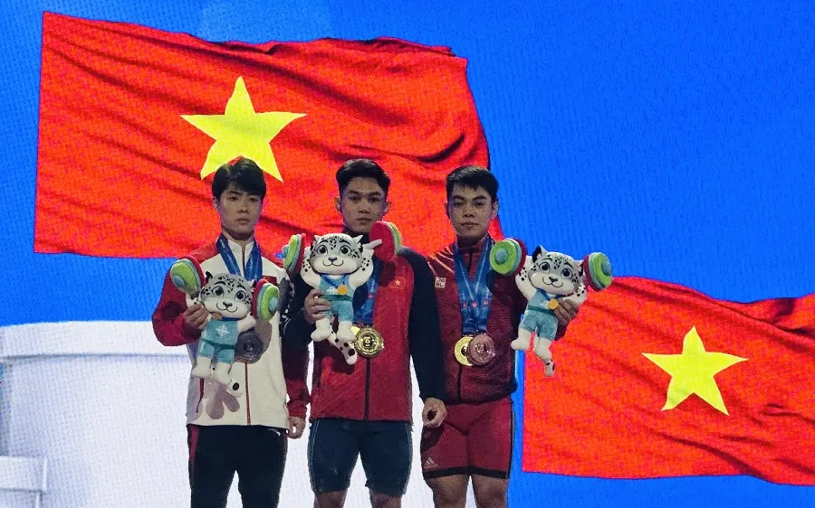 K'Dương (giữa) có mặt chuẩn bị tranh tài tại Ai Cập. Ảnh: NGUYỄN HUY