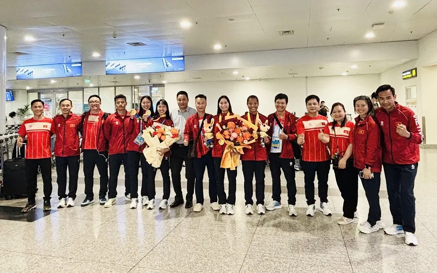 Những thành viên cuối cùng của Đoàn thể thao Việt Nam đã về quê nhà kết thúc Đại hội thể thao bãi biển châu Á 2026. Ảnh: MINH CHIẾN