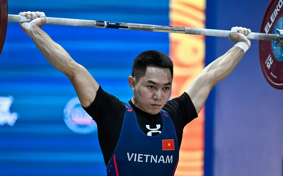 Lực sĩ K'Dương đã có tấm HCĐ hạng cân 60kg nam tại giải đấu năm nay. Ảnh: DEEPBLUEMEDIA/IWF