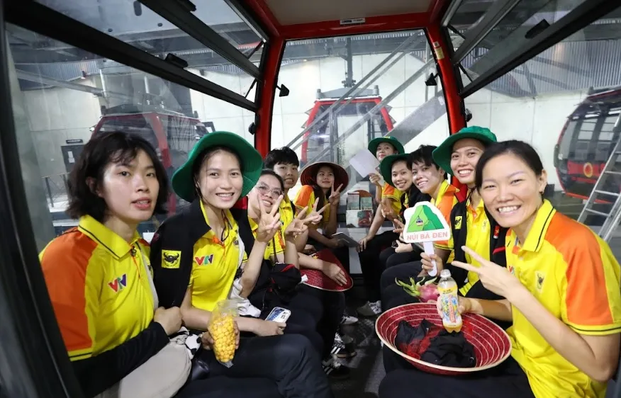 Thanh Thúy và đồng đội tham gia buổi dã ngoại nhiều ý nghĩa. Ảnh: DŨNG PHƯƠNG