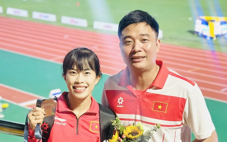 Ban huấn luyện chúc mừng tấm HCĐ của tuyển thủ Vũ Thị Ngọc Hà. Ảnh: MH