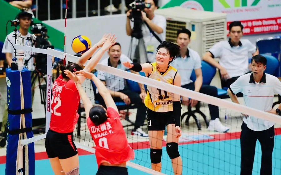 Cầu thủ Nguyễn Thị Uyên (11) của Ninh Bình đã tìm cơ hội đập bóng chiến thắng hàng chắn của Giang Tô (Trung Quốc). Ảnh: DŨNG PHƯƠNG
