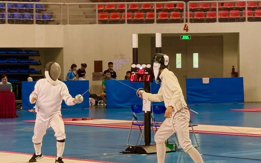 VĐV thi đấu trận chung kết kiếm ba cạnh cá nhân U17 nam tại giải đấu năm nay. Ảnh: MINH CHIẾN