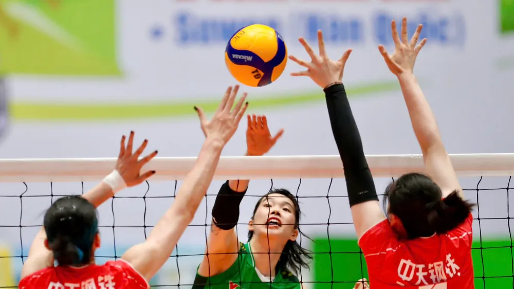 Chủ công Trần Thị Thanh Thúy nhận danh hiệu cầu thủ tấn công xuất sắc nhất. Ảnh: DŨNG PHƯƠNG