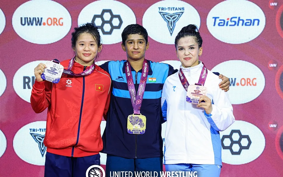VĐV Mỹ Linh (áo đỏ) đã giành HCB tại giải trẻ châu Á 2026 đang tổ chức tại thành phố Đà Nẵng. Ảnh: UWW