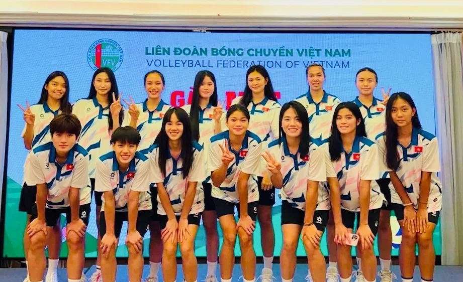 Đội bóng chuyền nữ U18 Việt Nam đã có đủ 14 cầu thủ chính thức trước khi sang Thái Lan thi đấu. Ảnh: VFV