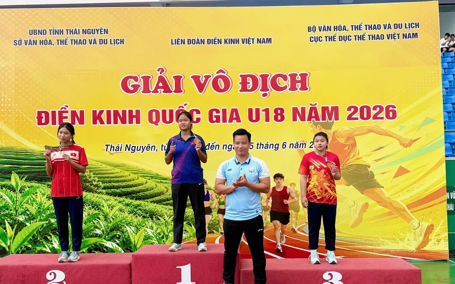 HLV Hoài Văn của đội điền kinh Tây Ninh và học trò đã giành HCV ném lao tại giải. Ảnh: MINH CHIẾN