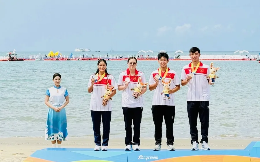 Khả Nhi (thứ 3, từ bên phải sang) là tuyển thủ quan trọng trong đội hình tiếp sức 4x1.500m hỗn hợp nam nữ bơi mặt nước mở của Việt Nam. Ảnh: LÊ THANH