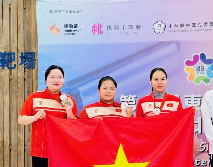Các xạ thủ Thu Vinh, Thùy Trang, Thu Thủy có HCB nội dung 10m súng ngắn hơi nữ đồng đội. Ảnh: MINH MINH