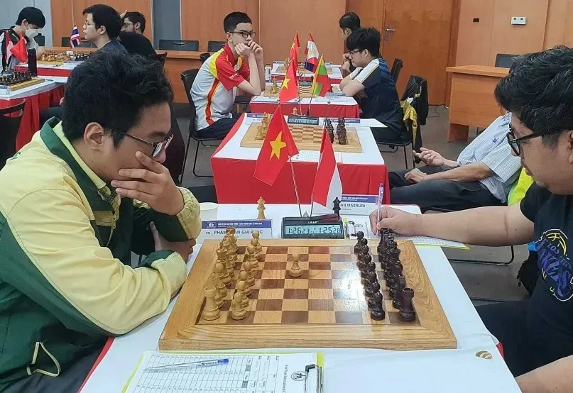 Phạm Trần Gia Phúc (áo xanh) sẽ tham dự giải vô địch đồng đội quốc gia cùng đội cờ vua TPHCM. Ảnh: MINH MINH