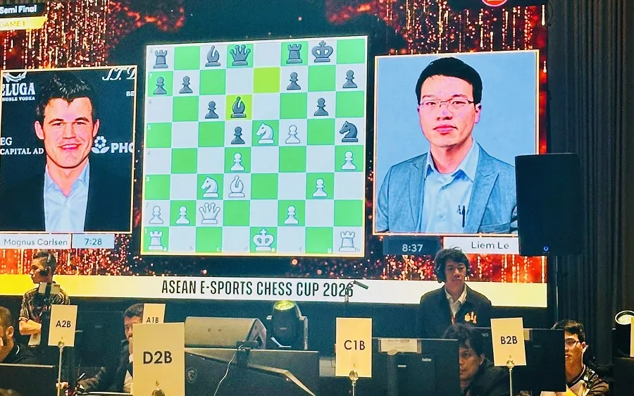 Trận bán kết của giải đấu giữa Lê Quang Liêm và Magnus Carlsen thu hút sự quan tâm của giới chuyên môn. Ảnh: VIETNAM CHESS