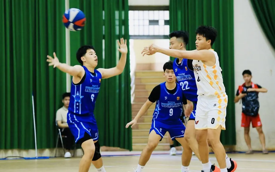 Bóng rổ U16 nam TPHCM (áo xanh) đang tranh tài tại Đà Nẵng. Ảnh: VBF