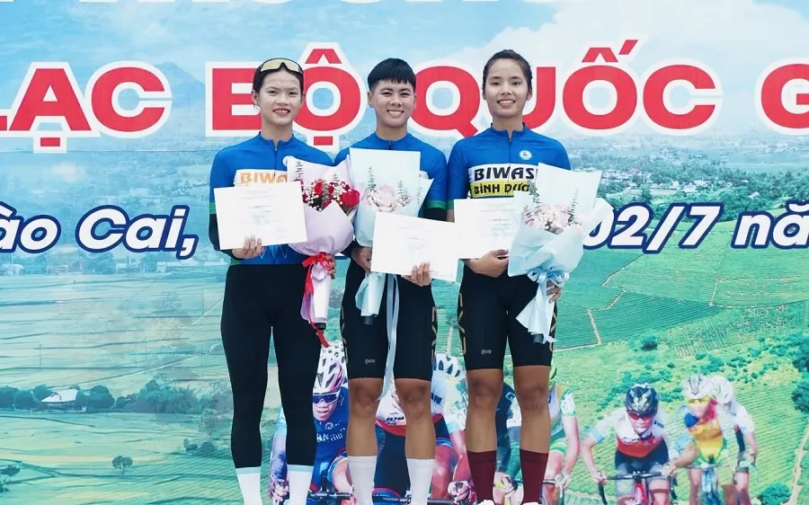 Cua-rơ nữ của đội Biwase TPHCM đang thi đấu hiệu quả tại đường đua ở Lào Cai. Ảnh: VCF
