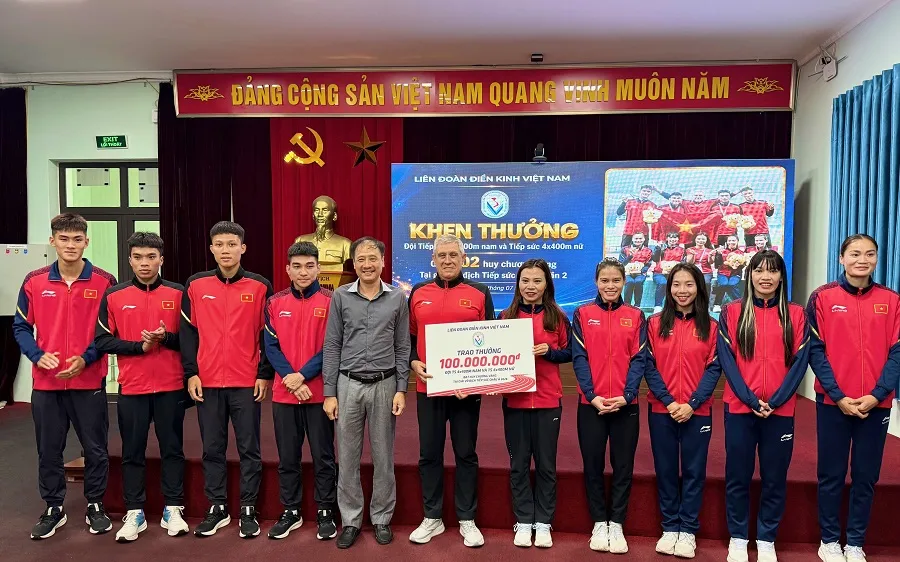 Đội tiếp sức 4x400m nam, 4x400m nữ đã được nhận khen thưởng 100 triệu đồng. Ảnh: MINH CHIẾN