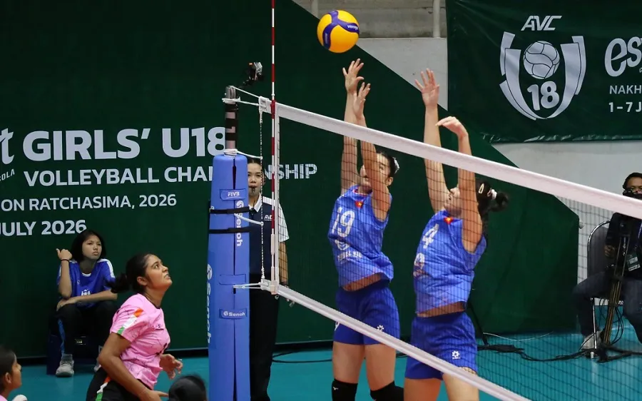 Đội nữ U18 Việt Nam hóa giải nhiều pha tấn công của các tay đập Ấn Độ để giành chiến thắng 3-0. Ảnh: AVC