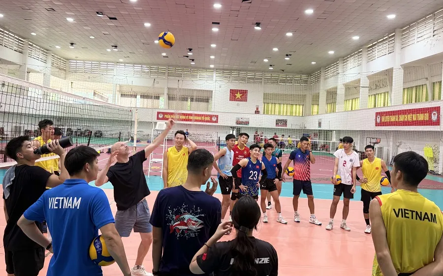 Chuyên gia Federico Rampazzo tích cực chuẩn bị chuyên môn cho các tuyển thủ nam. Ảnh: MINH CHIẾN