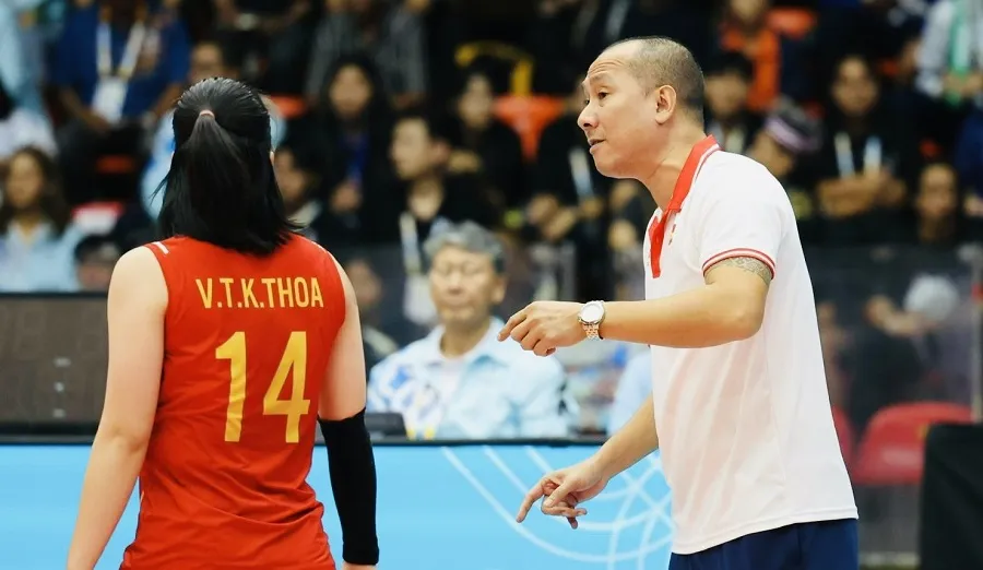 Huấn luyện viên Nguyễn Tuấn Kiệt và các cầu thủ tiếp tục tập huấn tại Đại học TDTT Bắc Ninh trong tháng 7. Ảnh: DŨNG PHƯƠNG