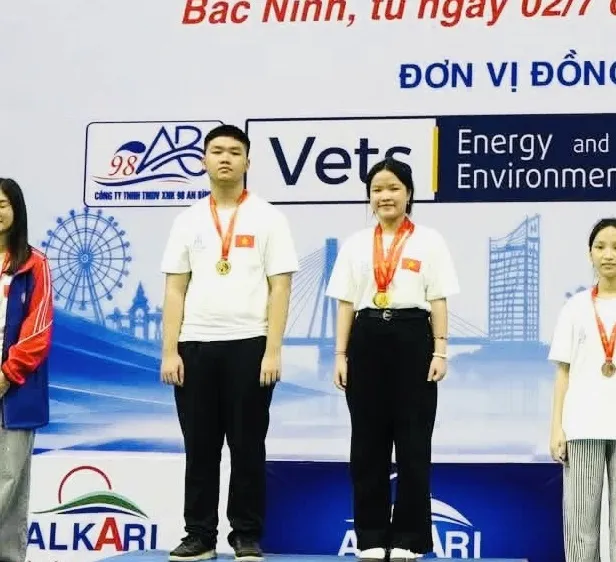 Kỳ thủ Đinh Nho Kiệt (trái) đã có tấm HCV cờ chớp ở bảng U17 nam giải năm nay. Ảnh: VCF