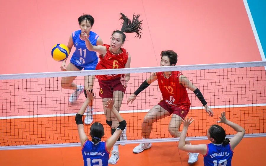 Cầu thủ đội nữ U18 Việt Nam đã áp đảo hàng chắn của đối thủ U18 Mông Cổ. Ảnh: AVC