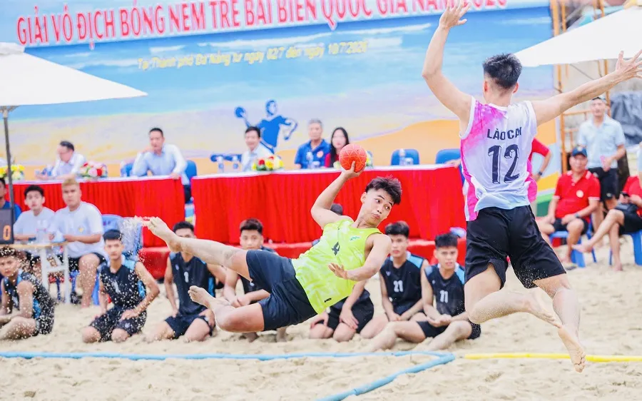 Cầu thủ đang thi đấu giải bóng ném bãi biển trẻ quốc gia 2026 ở Đà Nẵng. Ảnh: LƯỢNG LƯỢNG