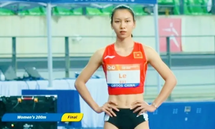 Lê Thị Cẩm Tú thi đấu chung kết 200m nữ tại giải điền kinh vô địch châu Á 2026. Ảnh: AA